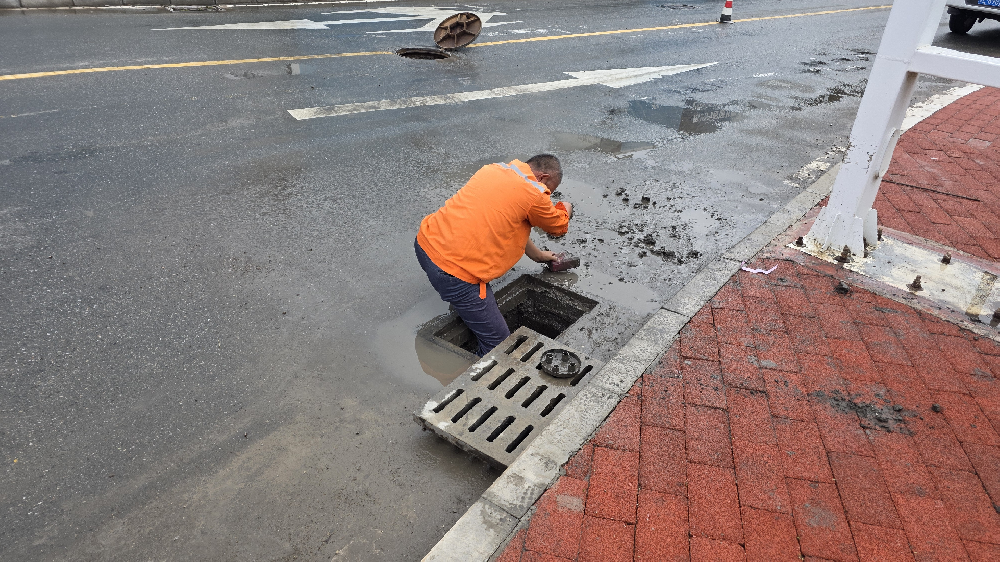 天水經(jīng)開(kāi)區(qū)公用事業(yè)公司檢查排洪渠及道路雨水管道